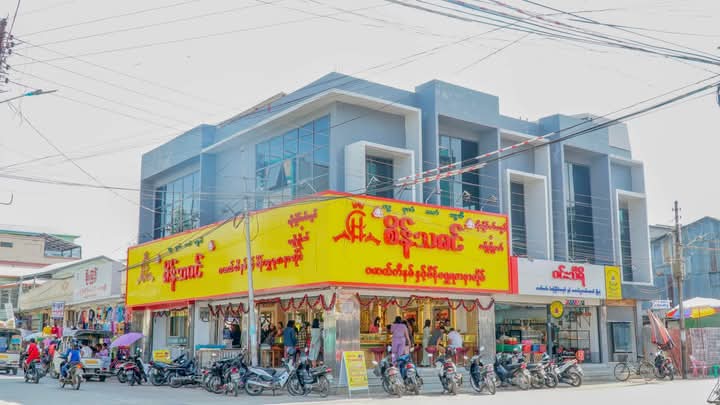 စိန်သဇင် ပလက်တီနမ်နှင့်စိန်ရွှေရတနာဆိုင်