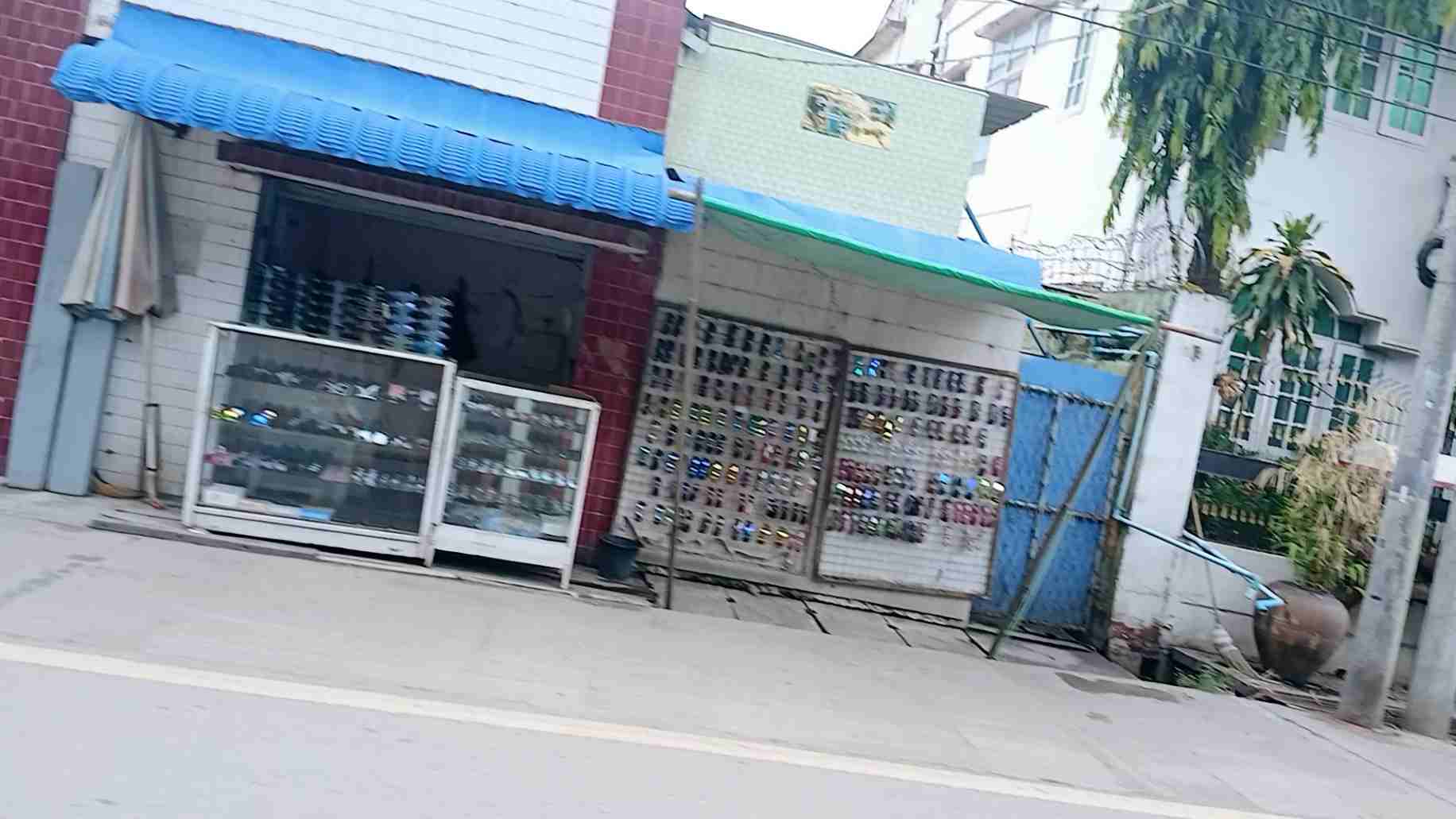 ကန်လမ်း ဘုရားကျောင်းဘေး မျက်မှန်ဆိုင်