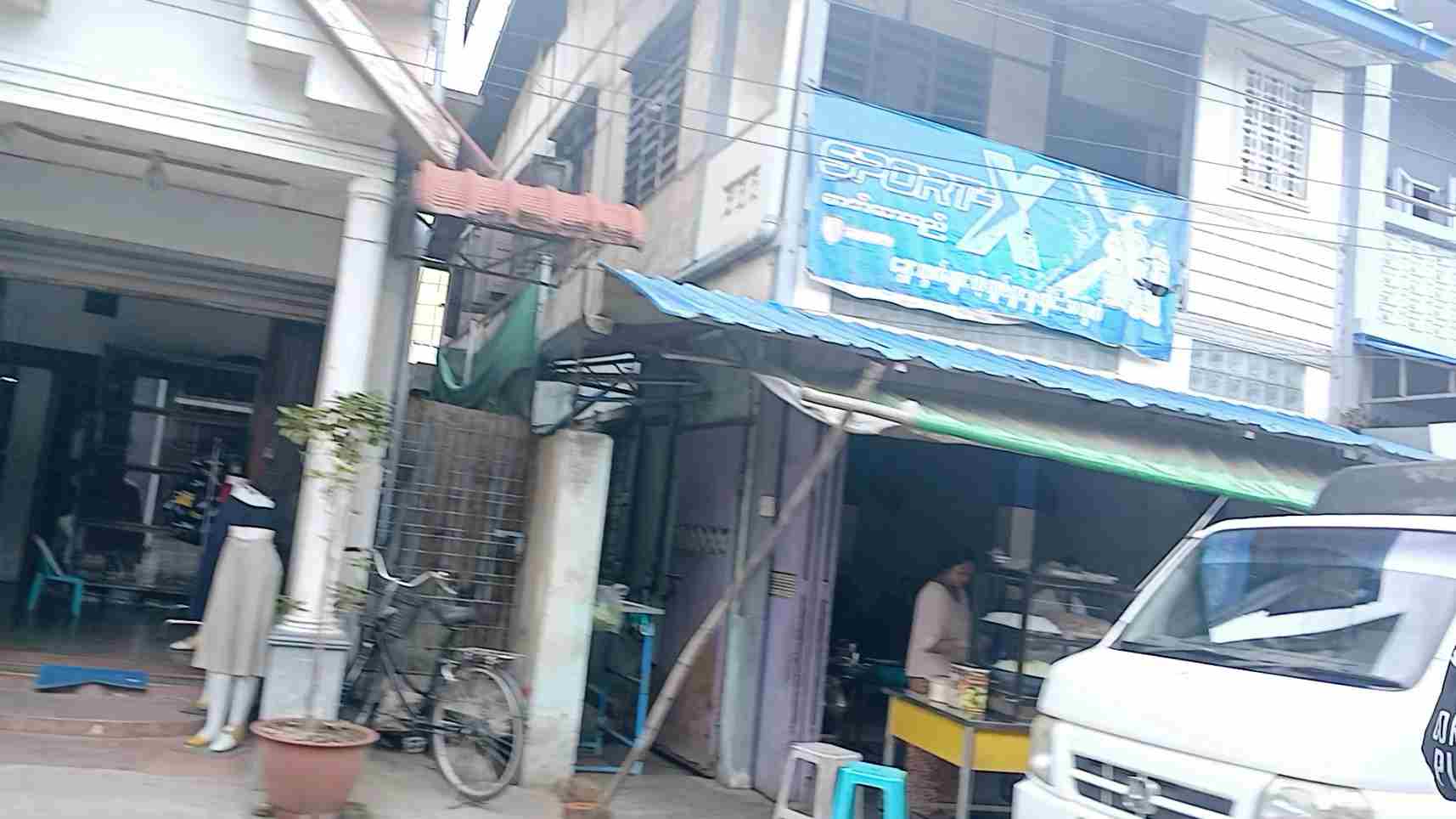 မုန့်ဟင်းခါးဆိုင် (ကန်လမ်း ပန်းလိပ်ပြာ အထည်ဆိုင်အနား)
