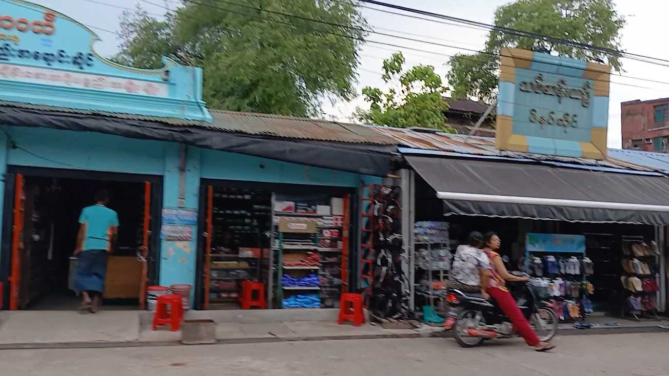 သစ်ဆန်းယဉ် ဖိနပ်ဆိုင် ၃
